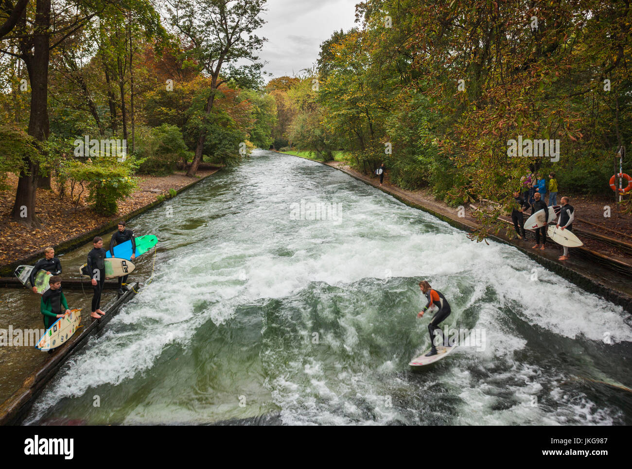 Germany, Bavaria, Munich, parc Englischer Garten, rivière, l'Eisbach surf, automne Banque D'Images