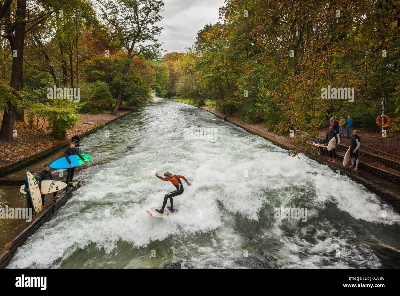 Germany, Bavaria, Munich, parc Englischer Garten, rivière, l'Eisbach surf, automne Banque D'Images