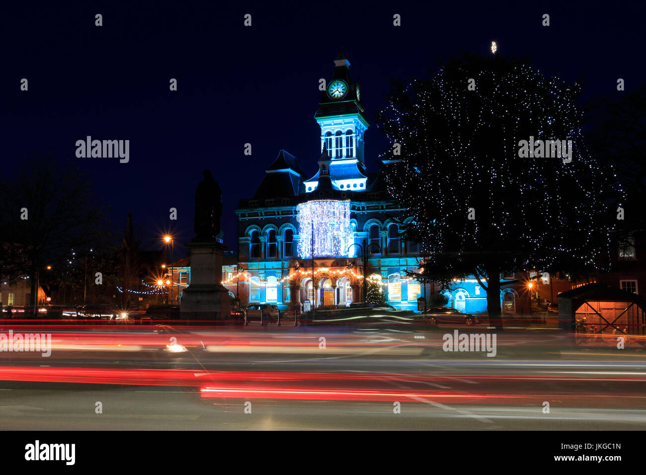 La Guildhall, hôtel de ville de Grantham, éclairé la nuit, Lincolnshire, Angleterre, RU Banque D'Images