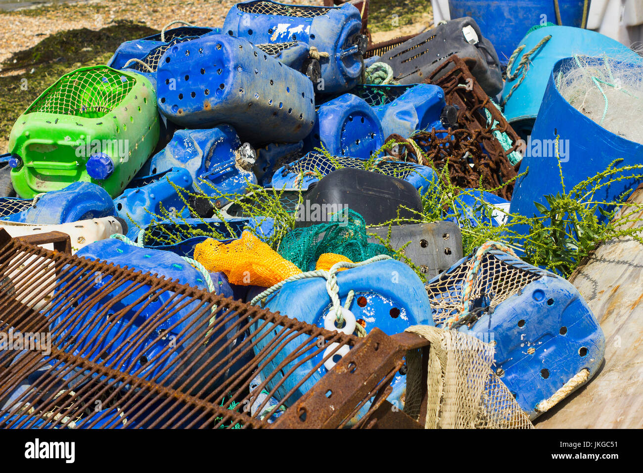 Filets de pêche commerciale et les boîtes en plastique jetés sur le quai à Warsash sur la côte sud de l'Angleterre, en Hampshire pf Banque D'Images