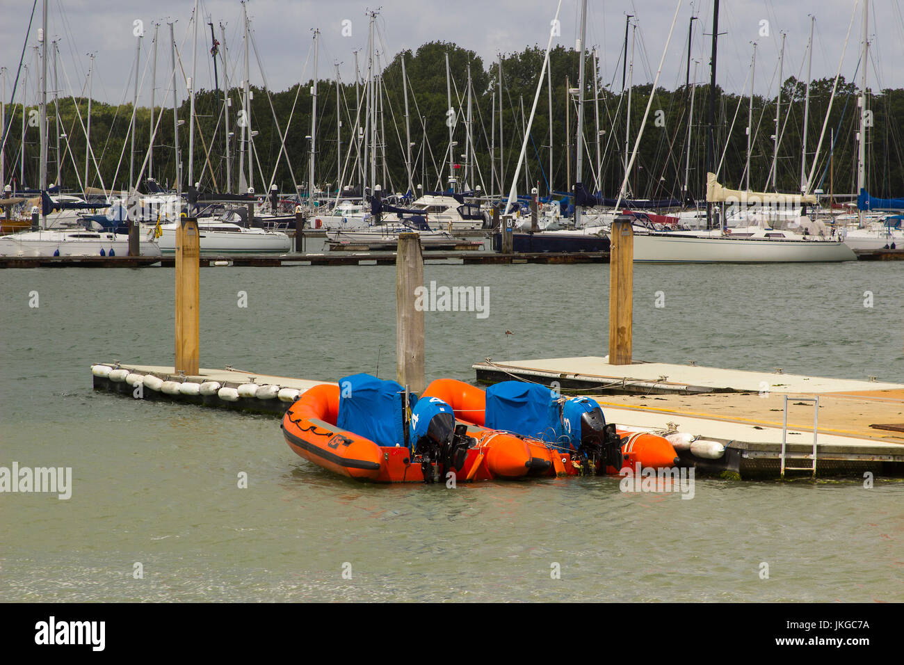 Navires sur leurs amarres dans le port de plaisance et sur la rivière Hamble à Warsash sur la côte sud de l'Angleterre Banque D'Images