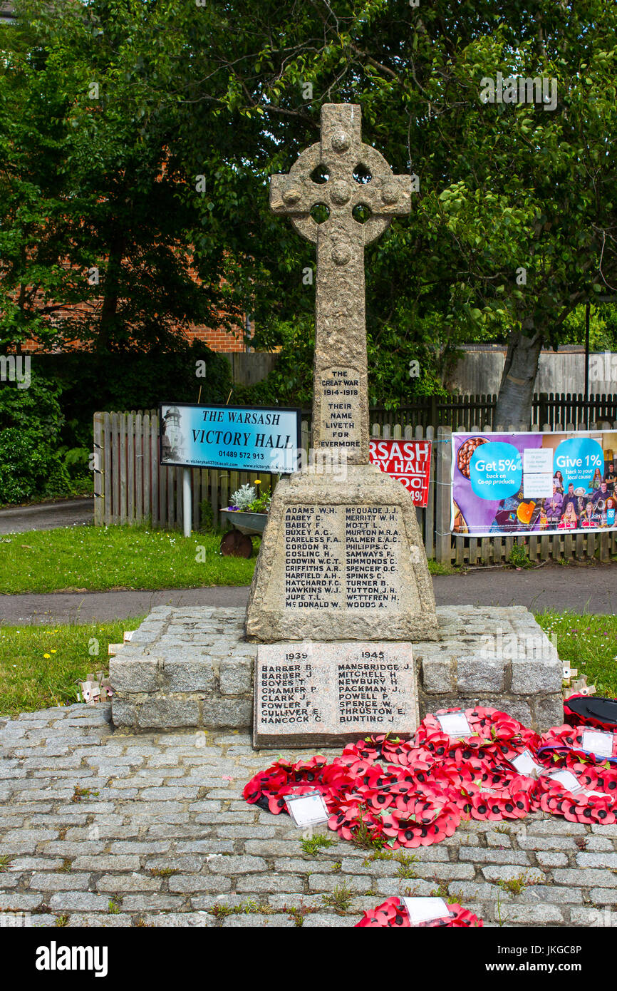 La croix celtique le titre en 1ère Guerre Mondiale memorial à Warsash sur la côte sud de l'Angleterre avec des couronnes de coquelicots qui ont été jetées il y a récemment Banque D'Images