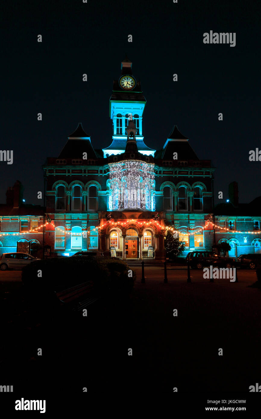 La Guildhall, hôtel de ville de Grantham, éclairé la nuit, Lincolnshire, Angleterre, RU Banque D'Images