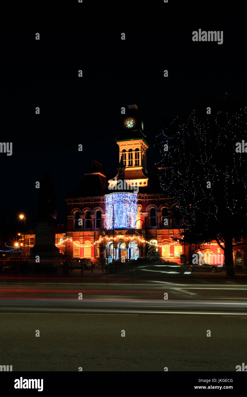 La Guildhall, hôtel de ville de Grantham, éclairé la nuit, Lincolnshire, Angleterre, RU Banque D'Images