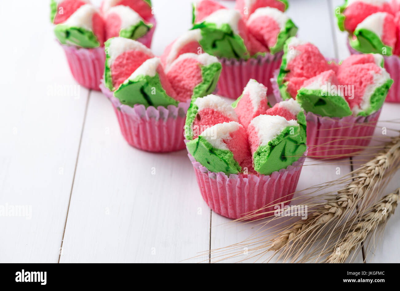 Dessert Thailandais Thai Cup Cake A La Vapeur Ou De La Ouate En Forme De Gateau Pasteque Sur Fond De Bois Blanc Photo Stock Alamy
