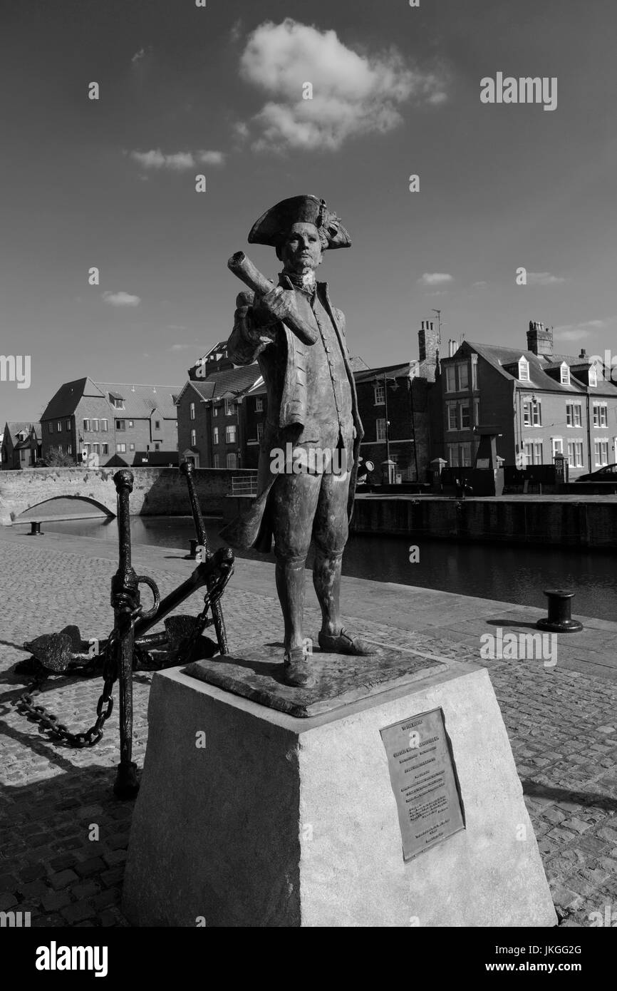 Statue de Memorial avec le capitaine George Vancouver Custom House, quais Purfleet, Kings Lynn, North Norfolk, England, UK Banque D'Images