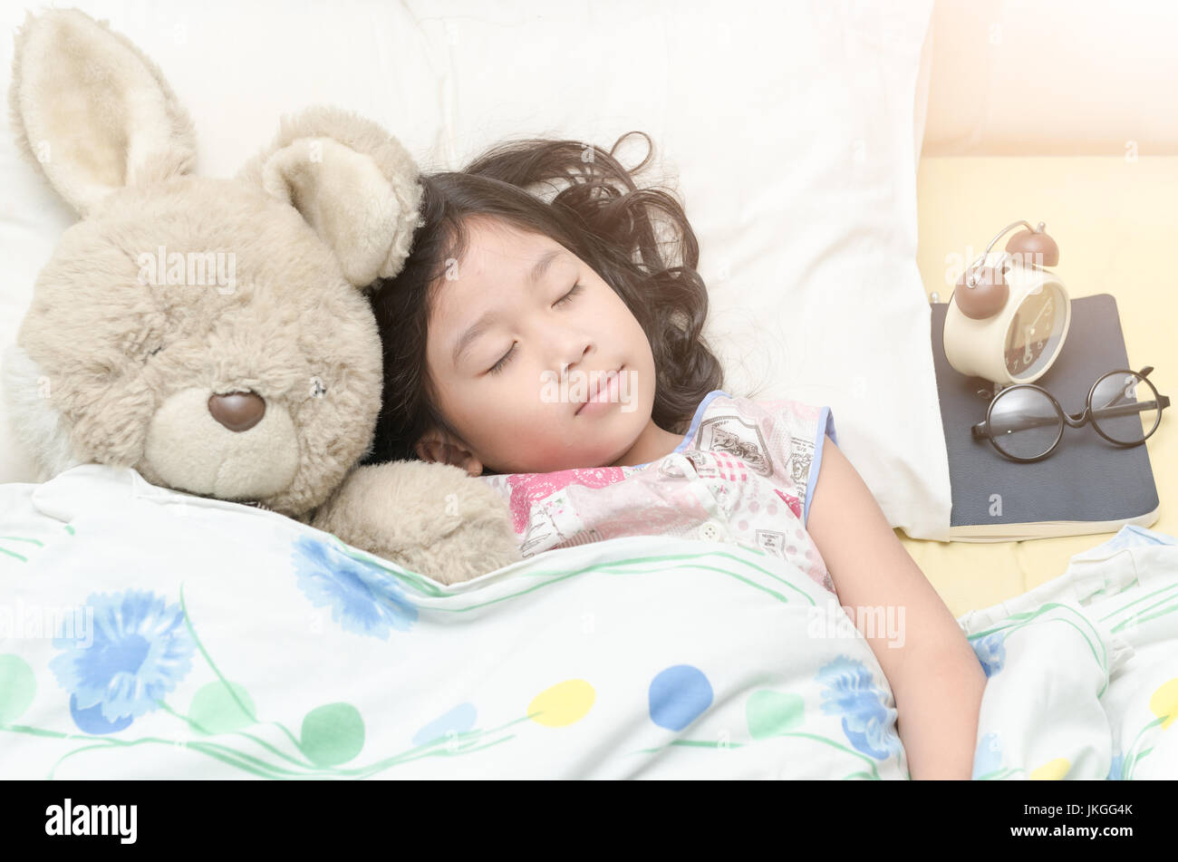 Cute girl dormir Sweet Dream avec ours en peluche sur son lit Photo Stock -  Alamy