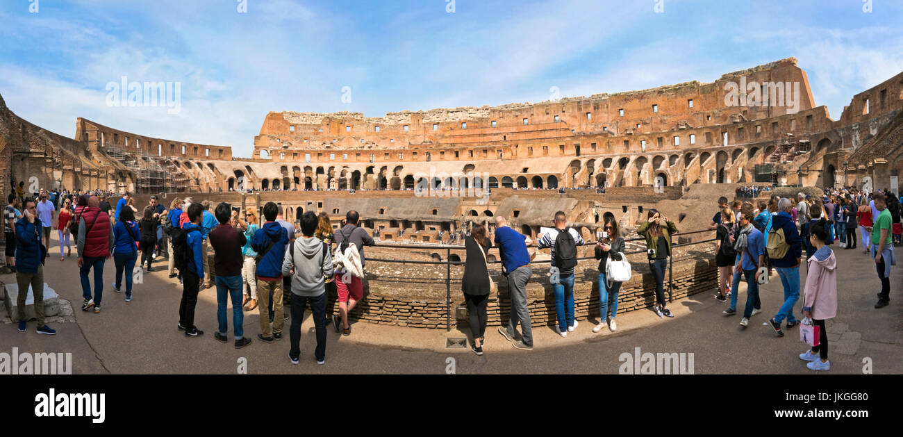 Vue panoramique horizontal à l'intérieur du Colisée à Rome. Banque D'Images
