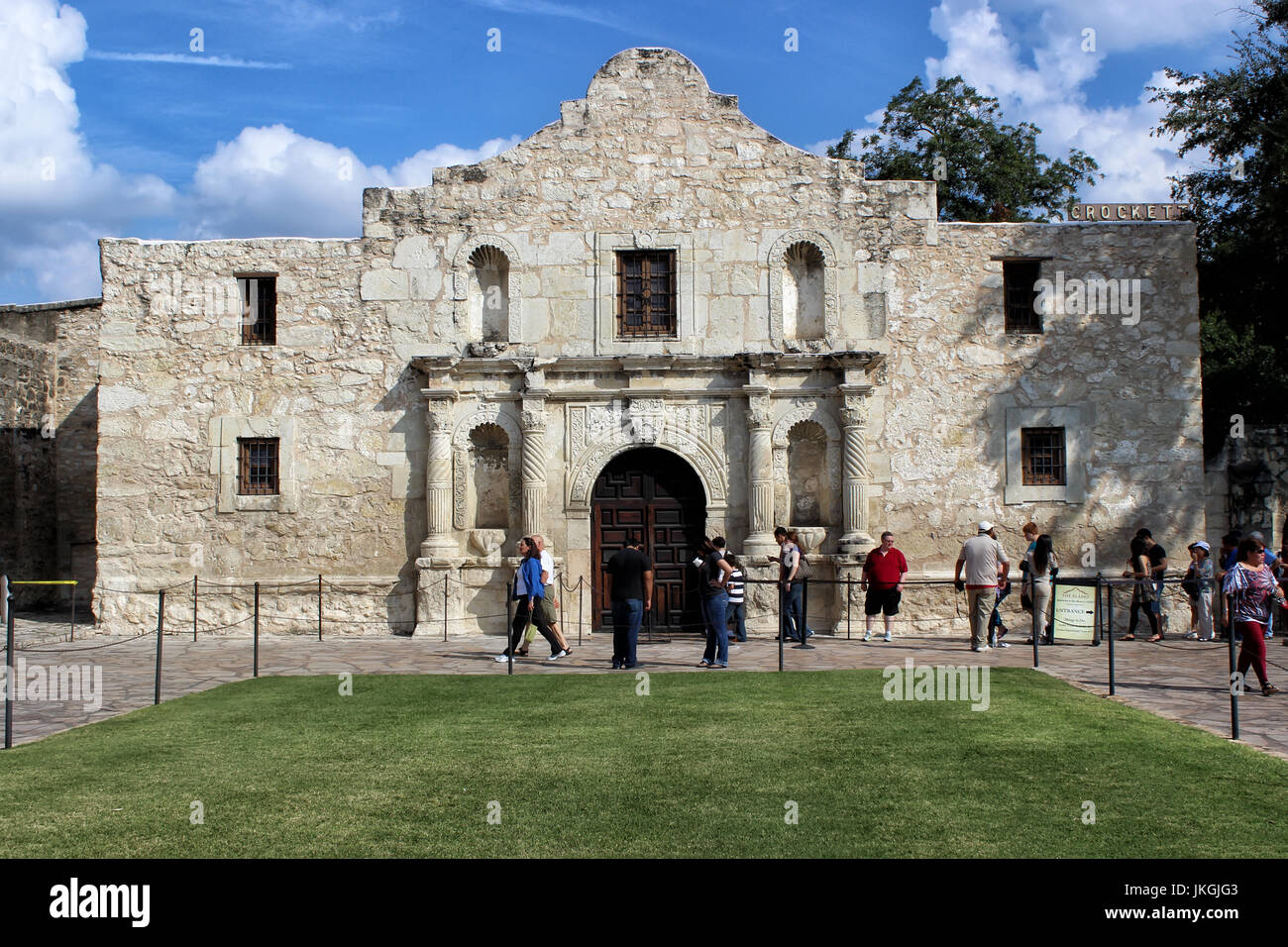 Les touristes se rendant sur le site historique d'Alamo à San Antonio, Texas Banque D'Images