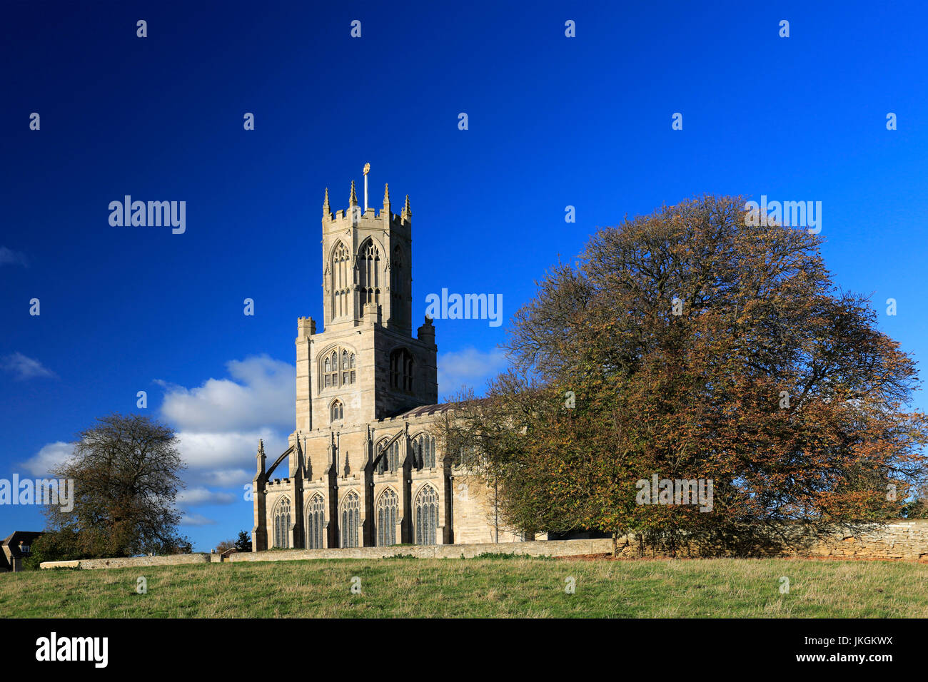 L'automne, St Mary and All Saints Church, de la rivière Nene, village Fotheringhay, Northamptonshire, Angleterre, Grande-Bretagne, Royaume-Uni Banque D'Images