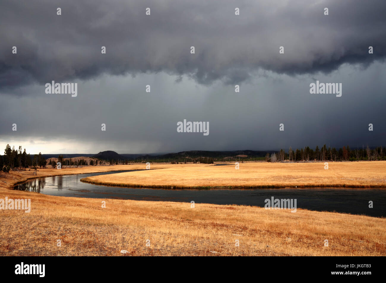 Nuages d'orage sur la rivière Firehole, Yellowstone National Park, Wyoming, USA | Gewitterwolken Firehole-Fluss ueber, Yellowstone Nationalpark Banque D'Images