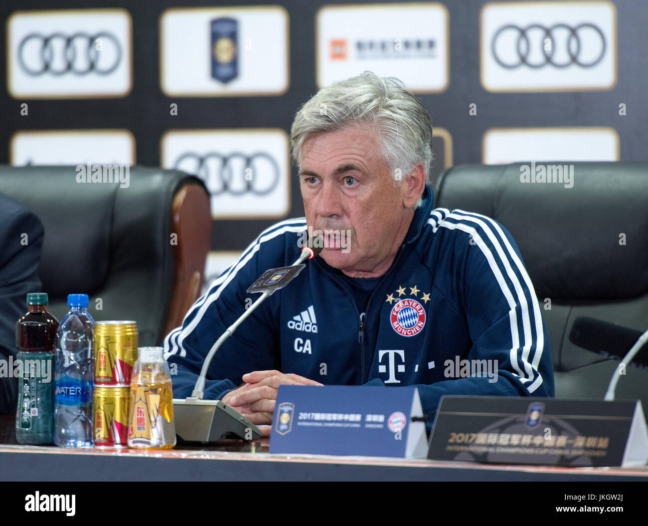 SHENZHEN, CHINE - 22 juillet : FC Bayern Munich entraîneur Carlo Ancelotti parle lors de la conférence de presse d'après-match- Bayern Munich vs AC Milan C International Banque D'Images
