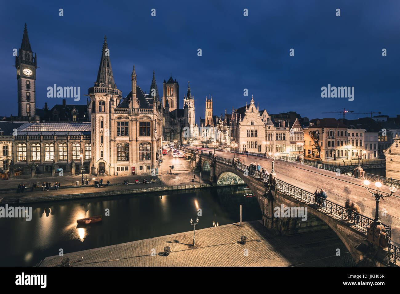 La ville médiévale de Gand (Gent) avec l'église Saint-Nicolas (Sint-Niklaaskerk) et beffroi de Pont Saint Michel (Sint-Michielsbrug) Banque D'Images
