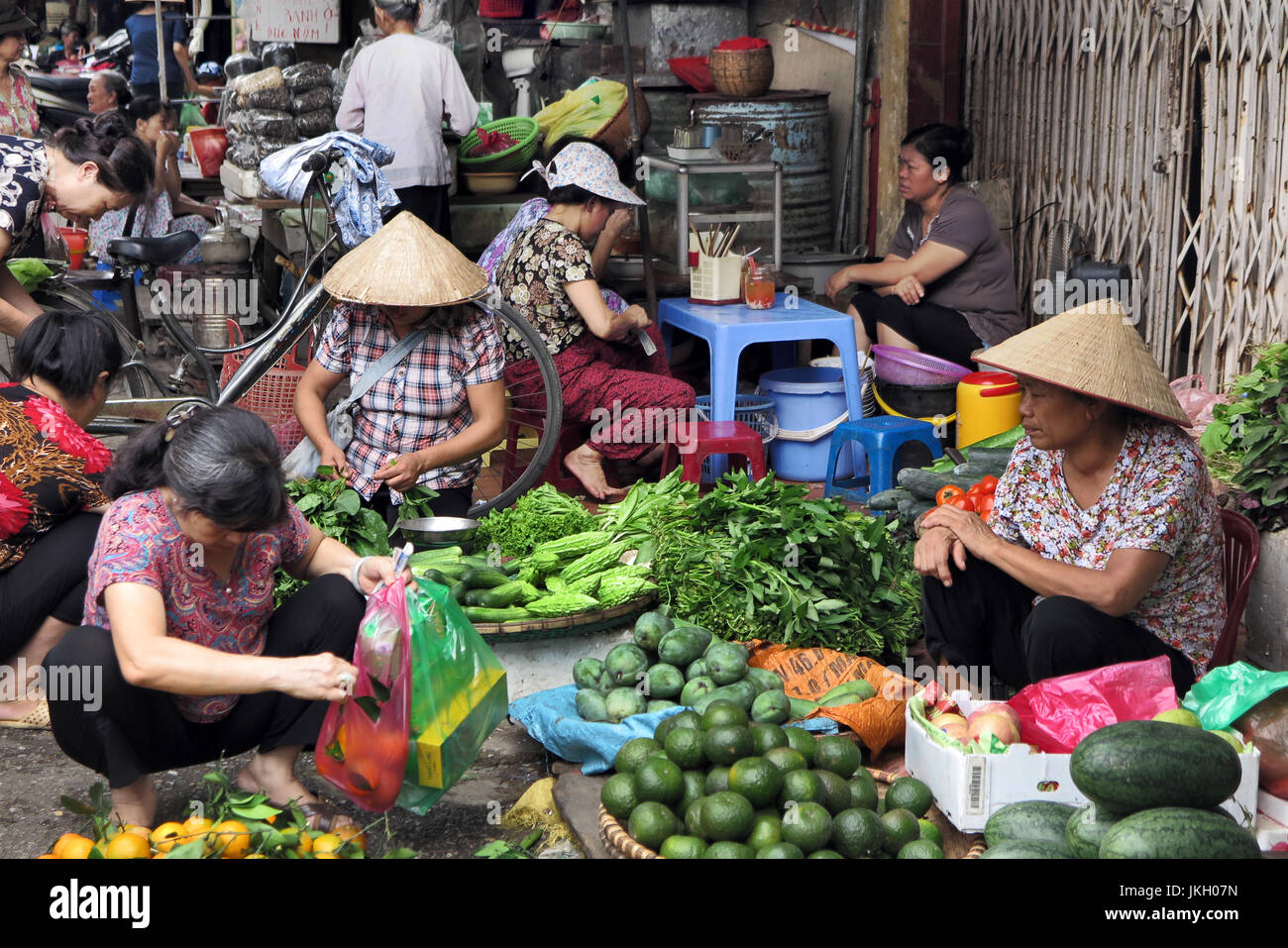Scène de rue avec des fruits et légumes seeling du vendeur à Hanoï au Vietnam. Banque D'Images