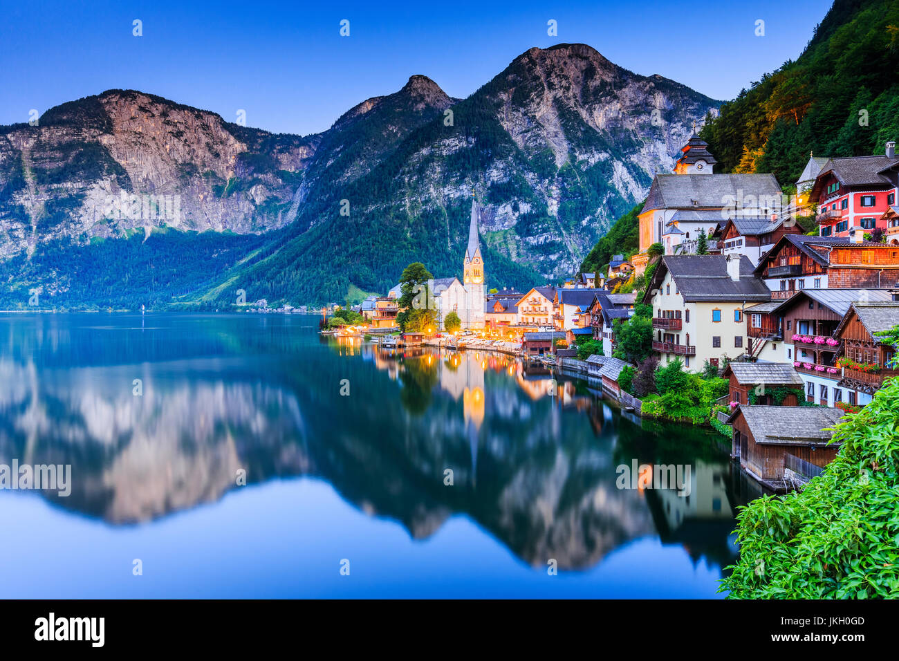 Hallstatt, Autriche. Village de montagne dans les Alpes autrichiennes au crépuscule. Banque D'Images