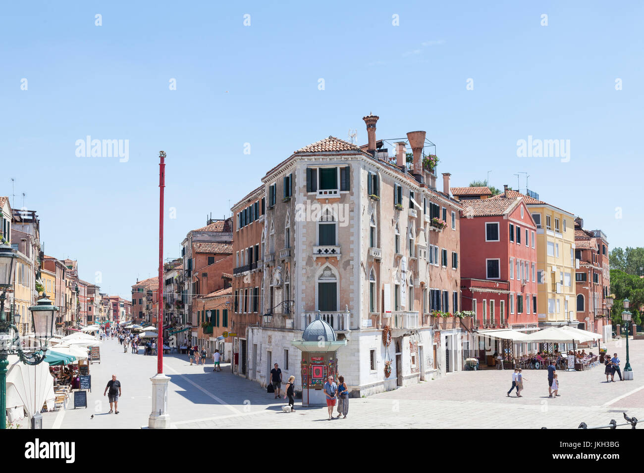 Via Giuseppe Garibaldi, Castello, Venise, Italie avec John Cabot House dans le centre et offre une vue sur le long de la Riva dei Sette Martiri avec ses maisons colorées Banque D'Images