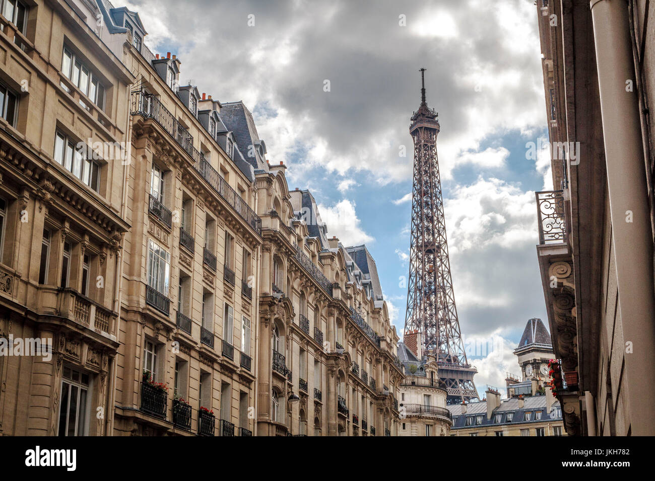 Vue sur la Tour Eiffel à partir d'une rue de Paris dans le 7e Banque D'Images