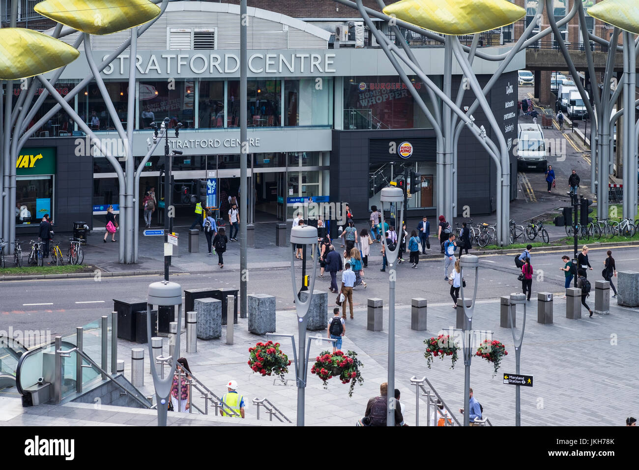 Les personnes qui traversent la route à l'extérieur du centre de Stratford, l'Arrondissement de Newham, Londres, Angleterre, Royaume-Uni Banque D'Images