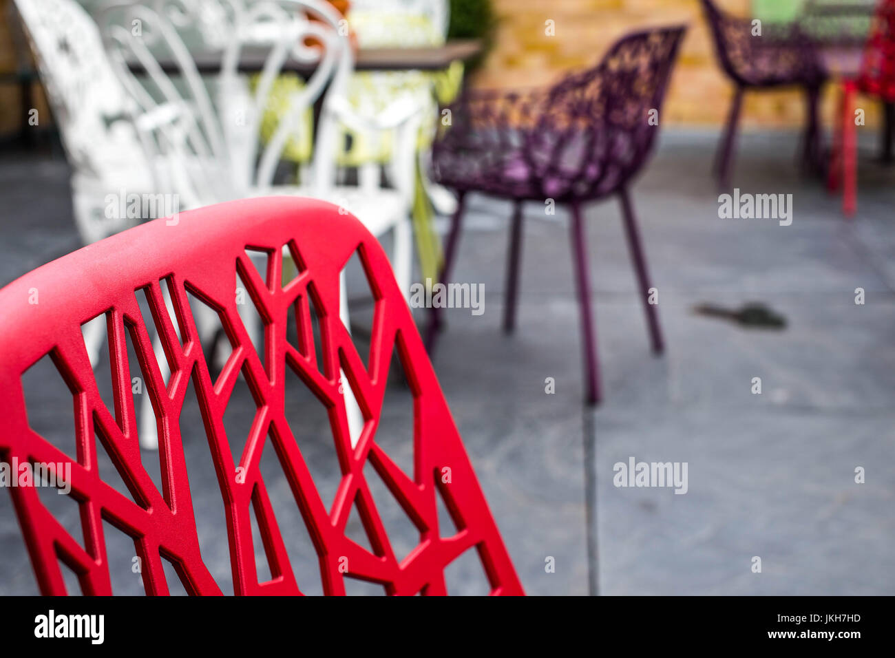 Coin salon extérieur coloré d'un milieu urbain moderne cafe bistro ou restaurant Banque D'Images