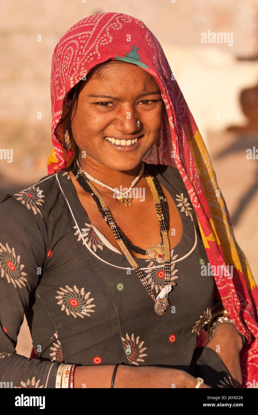 Femme indienne Tribal au bétail Nagaur juste au Rajasthan, en Inde. Banque D'Images