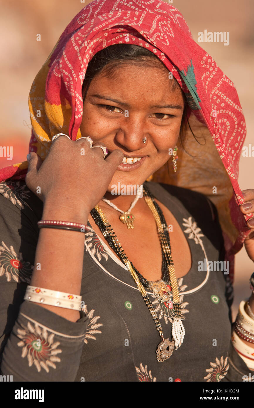 Femme indienne Tribal au bétail Nagaur juste au Rajasthan, en Inde. Banque D'Images