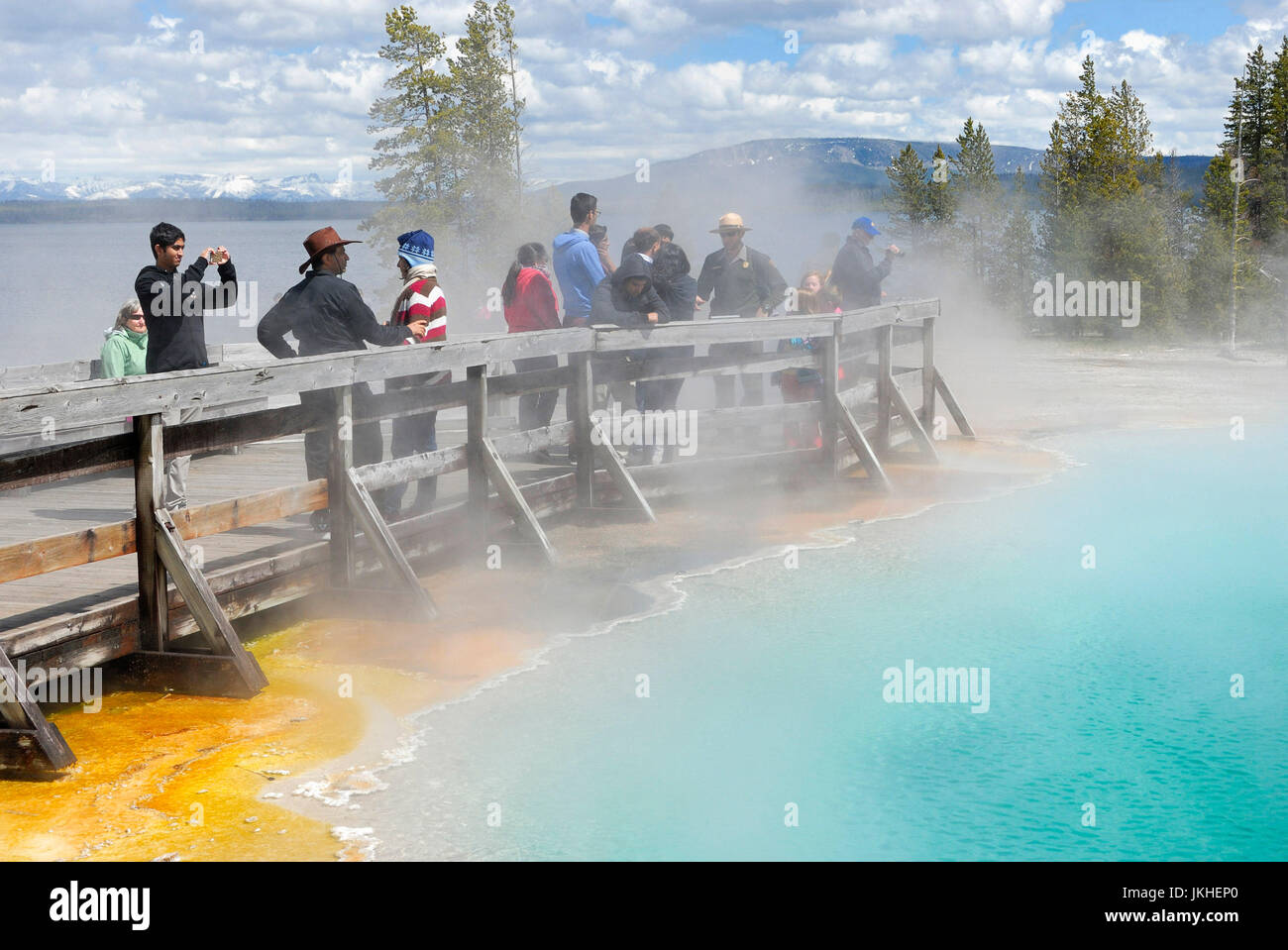 Visiteurs à West Thumb Geyser Basin, Black Pool, le Lac Yellowstone, le Parc National de Yellowstone Banque D'Images