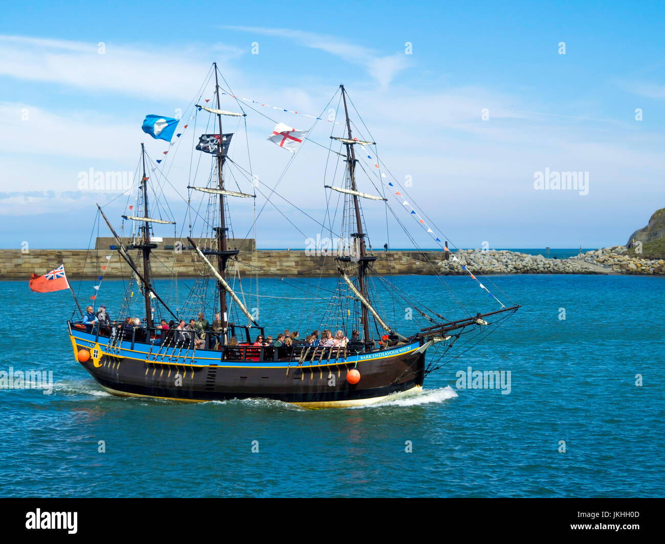 L'écorce "s'efforcer" d'une réplique à petite échelle du capitaine James Cook, célèbre navire entrant dans le port de Whitby après un voyage d'agrément Banque D'Images