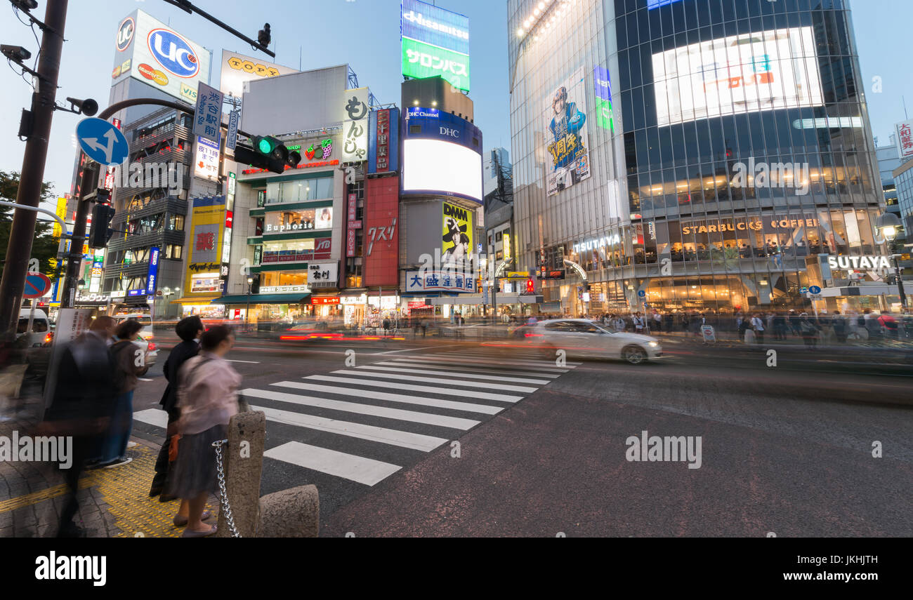 Tokyo, Japon - 20 octobre 2016 : Les piétons marcher au croisement de Shibuya pendant la saison de vacances. La concordance de scramble est l'une des plus importantes du w Banque D'Images