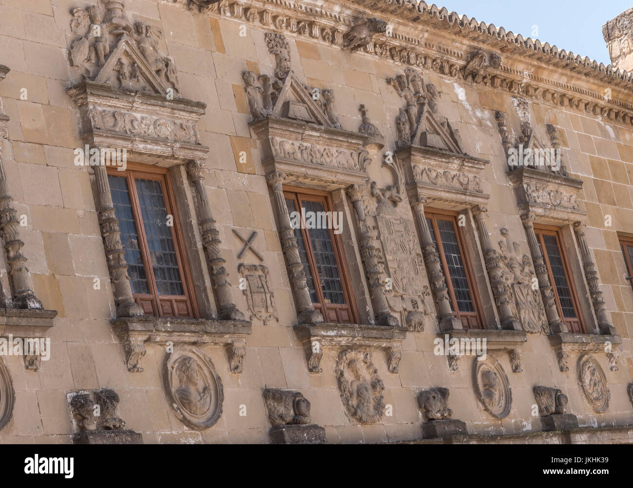 Audience publique et civile ancienne cléricature maintenant appelé maison de l'populo, placés le long de la porte de Baeza Jaén, Andalousie, Espagne Banque D'Images