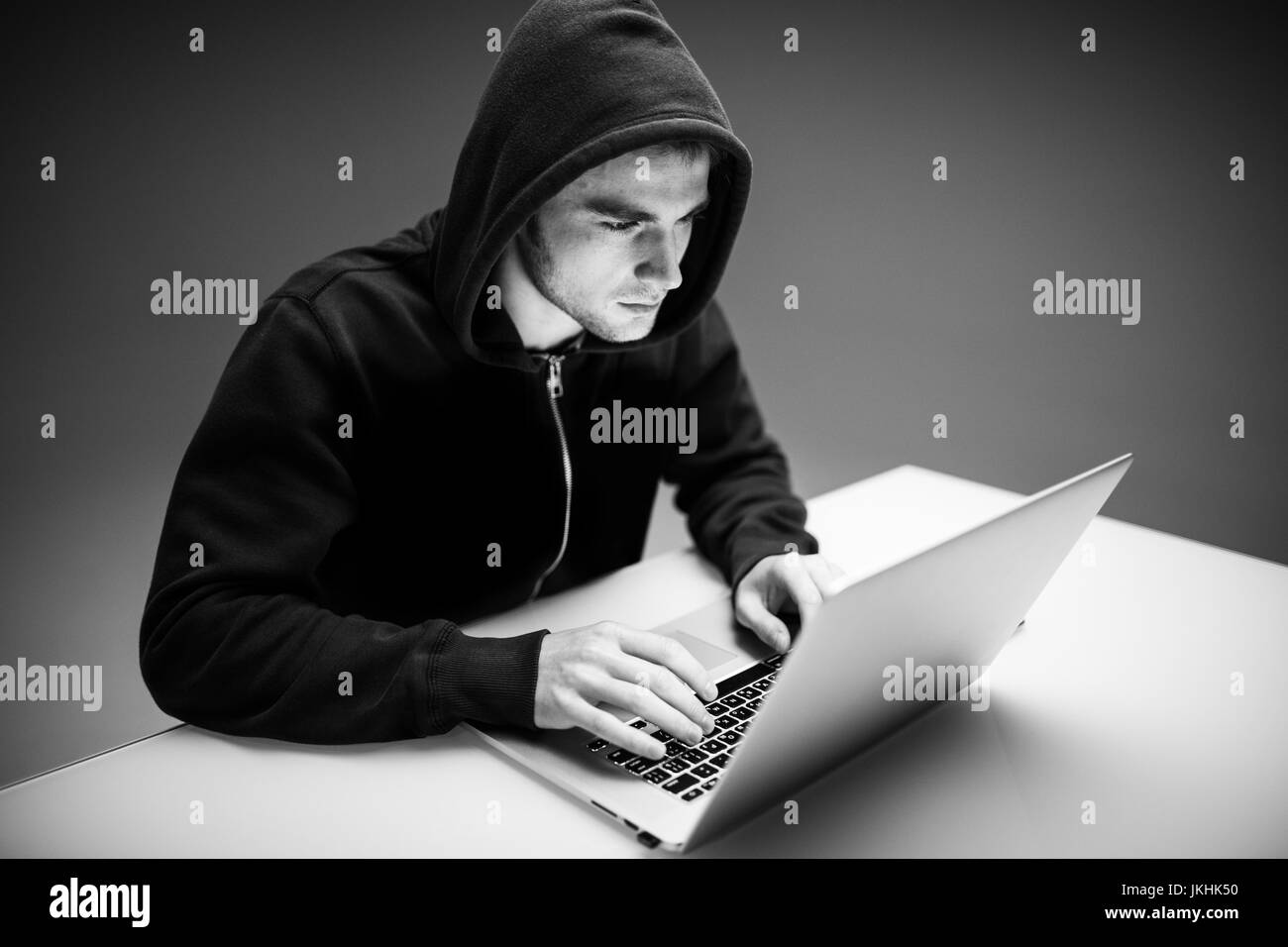Portrait de hacker et de données de sécurité sens ordinateur portable Banque D'Images