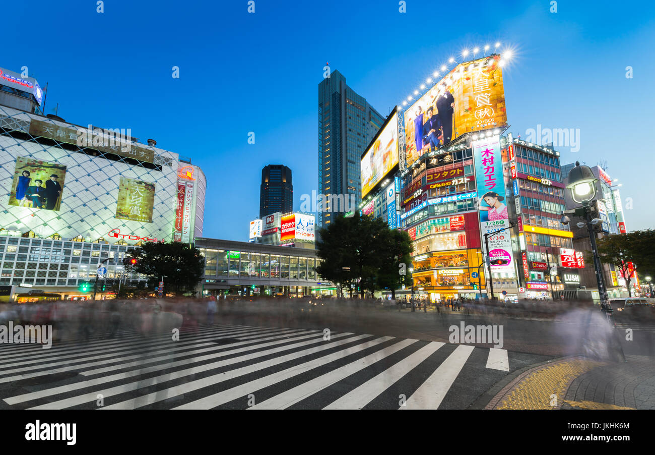 TOKYO, JAPON - 20 octobre 2016 : Les piétons marcher au croisement de Shibuya pendant la saison de vacances. La concordance de scramble est l'une des plus importantes du w Banque D'Images