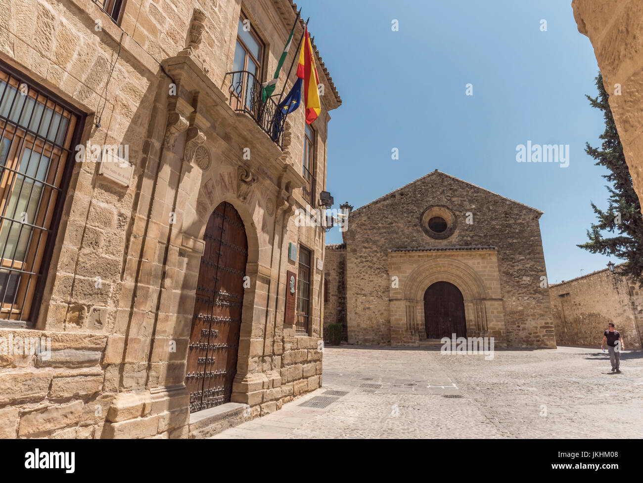 Institut d'éducation Santisima Trinidad, situé dans la Calle Juan de Avila, à financer l'église romanica de Santa Cruz, Baeza, Espagne Banque D'Images