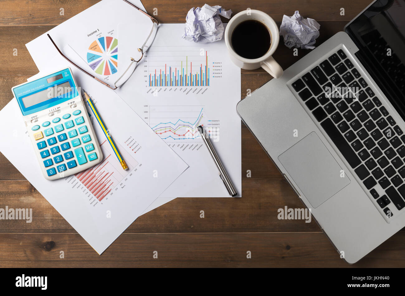 Accessoires d'affaires (ordinateur, calculatrice, planchette, tablette, crayon, stylo) et les graphiques, les tableaux, les graphiques sur des draps blancs sur office 24 Banque D'Images
