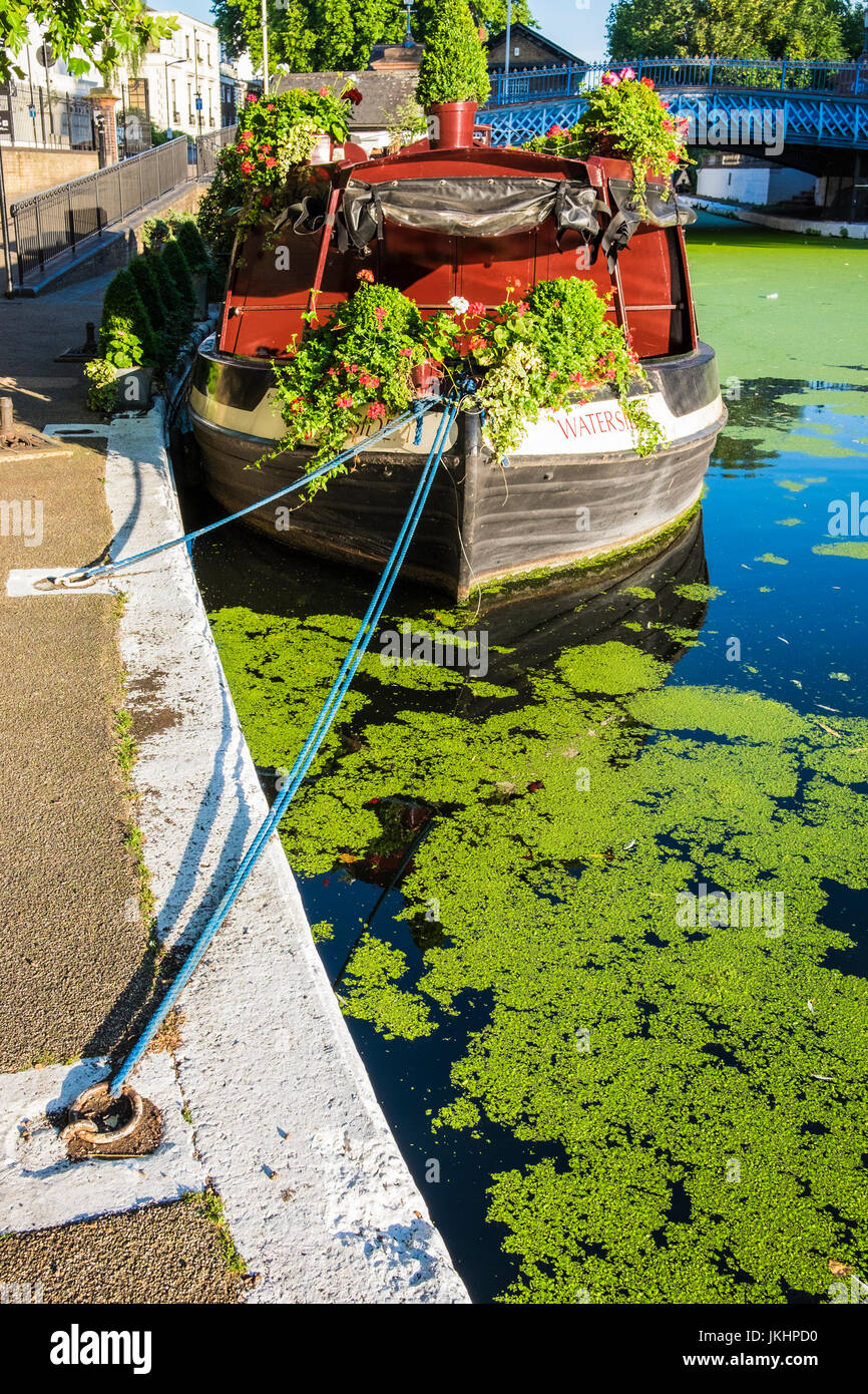 Amarré au café au bord de la Petite Venise, Paddington, Londres, Angleterre, Royaume-Uni Banque D'Images