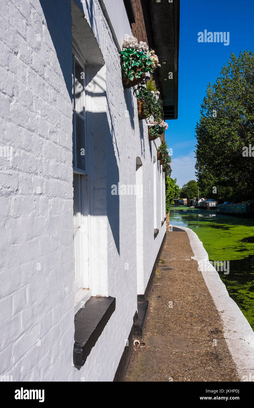 Grand Union canal vers l'ouest, loin de la Petite Venise, Londres, Angleterre, Royaume-Uni Banque D'Images