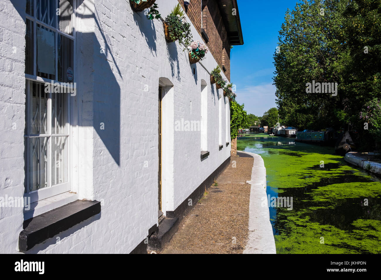 Grand Union canal vers l'ouest, loin de la Petite Venise, Londres, Angleterre, Royaume-Uni Banque D'Images