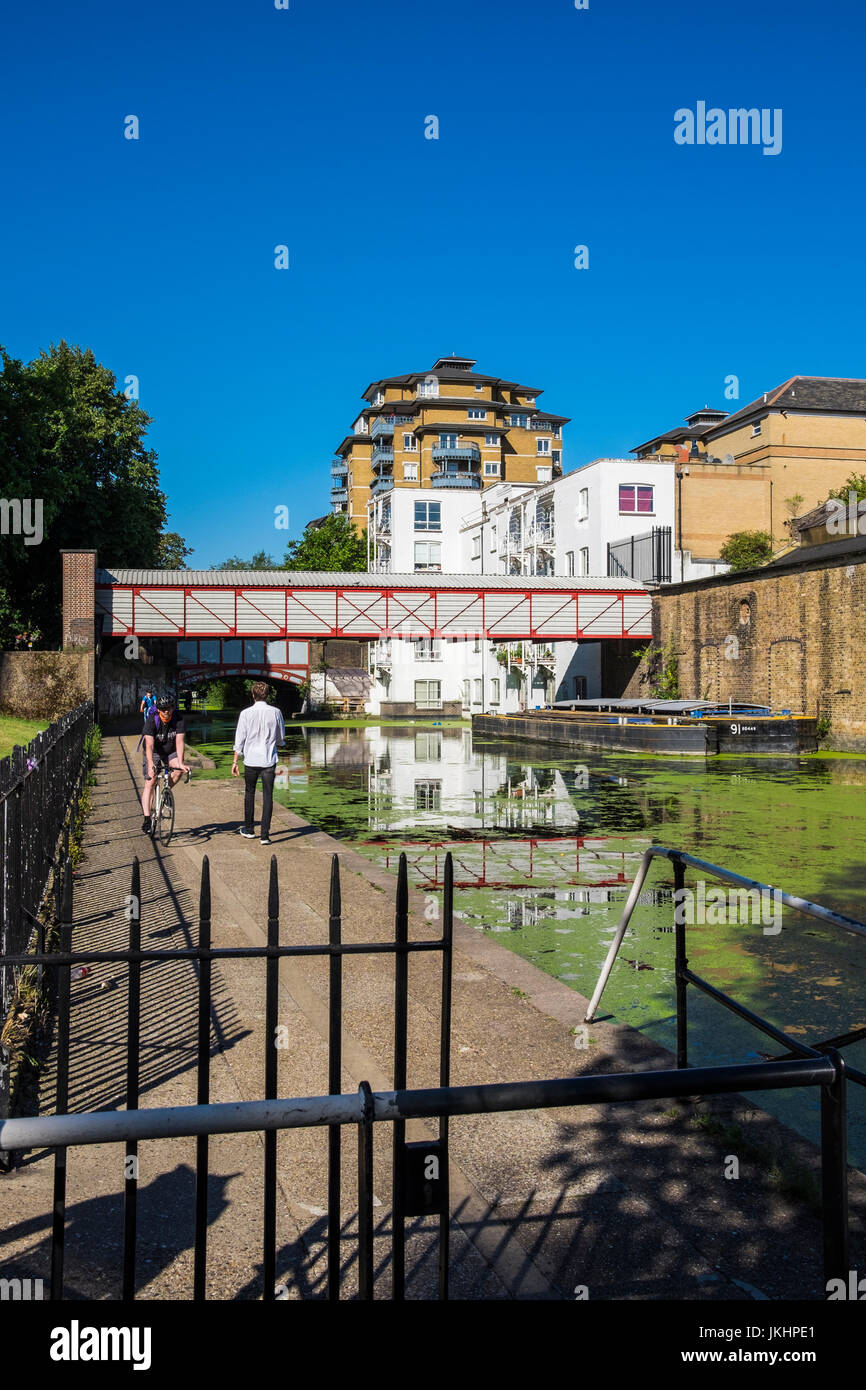 Grand Union Canal traversant Nord Maida Vale & Paddington dans l'ouest de Londres, Angleterre, Royaume-Uni Banque D'Images