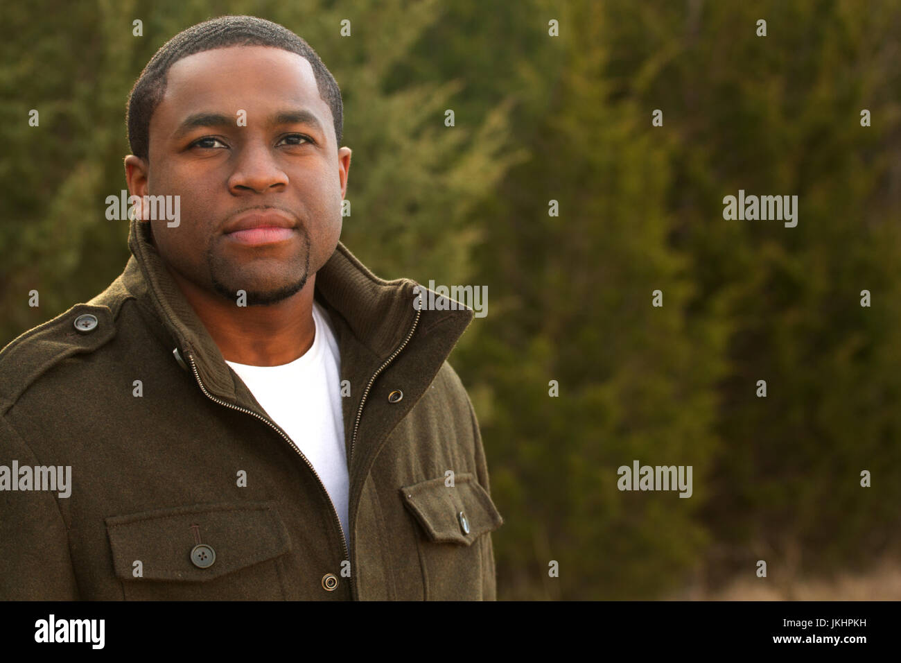 Young African American man smiling extérieur. Banque D'Images