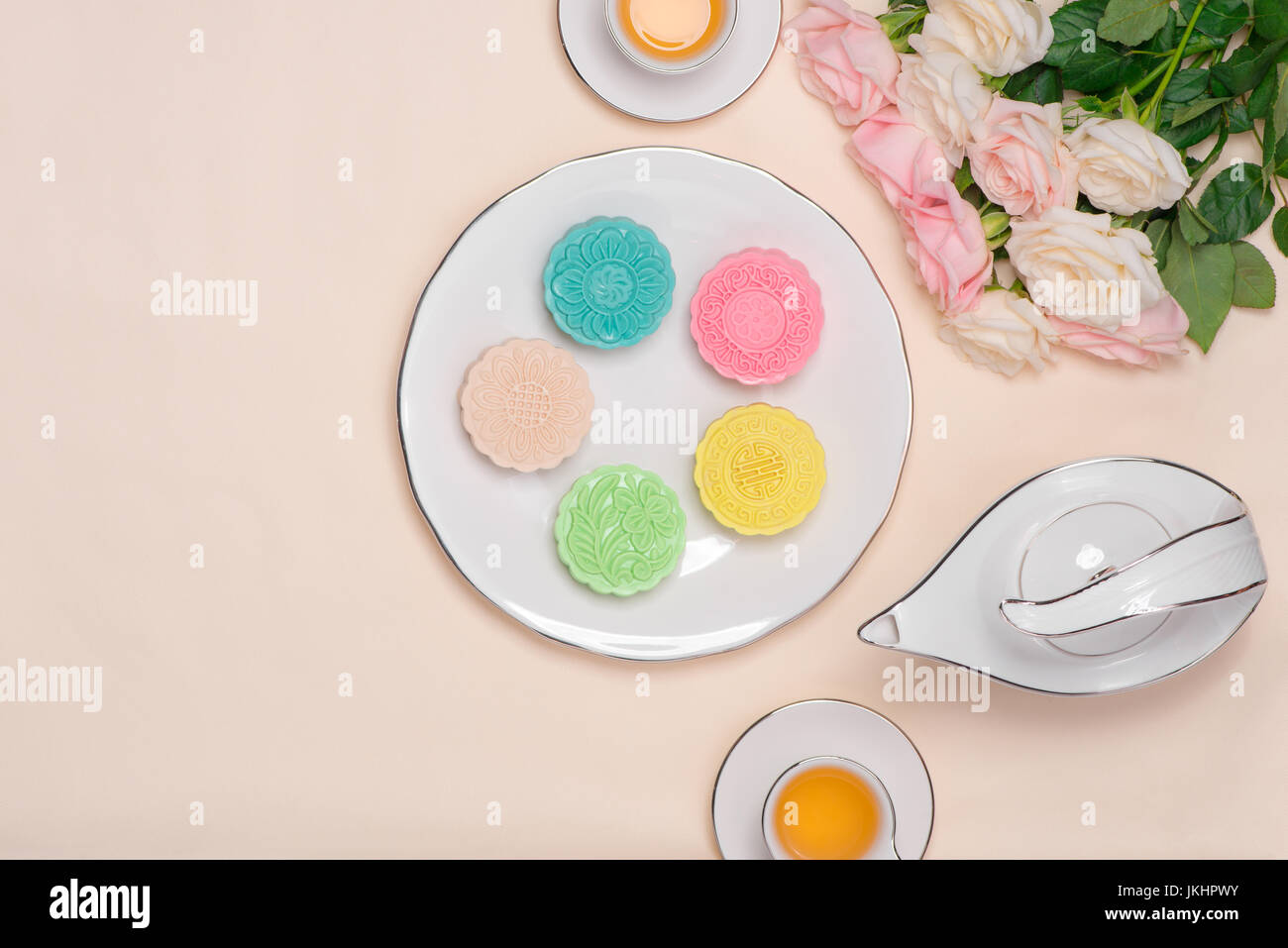 Couleur de peau douce neige mooncake. Les aliments traditionnels festival de mi-automne avec plateau de table. Banque D'Images