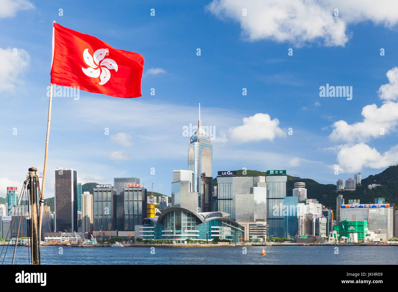Hong Kong - Juillet 13, 2017 : Hong Kong drapeaux sur fond de ciel bleu nuageux dans la partie centrale de Hong Kong city Banque D'Images