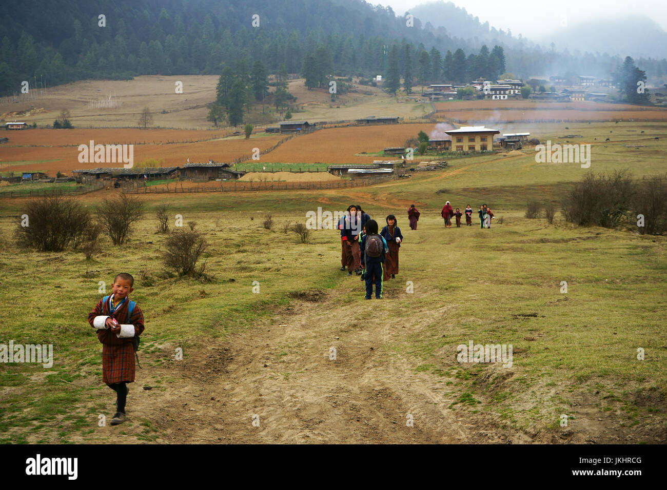 Des écoliers rentrent chez eux à pied de l'école dans la vallée de Phobijika, au Bhoutan Banque D'Images