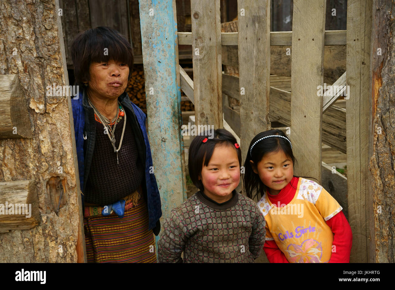 Mère de deux filles à la porte de la vallée de Phobjikha, framhouse, Bhoutan Banque D'Images