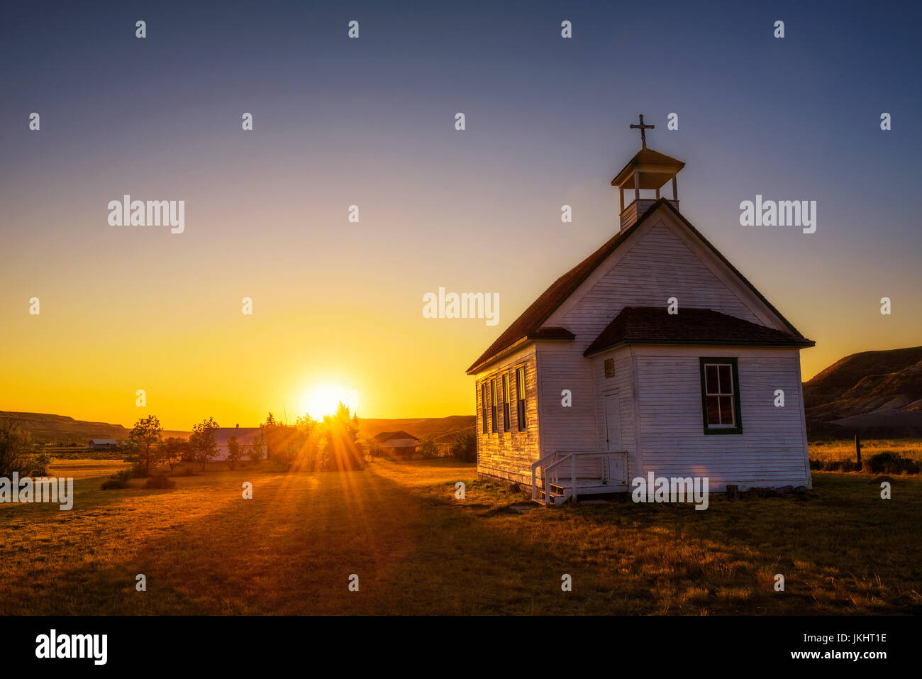Coucher du soleil d'été sur la vieille église en bois pioneer dans la ville fantôme de Dorothy en Alberta, Canada. Banque D'Images
