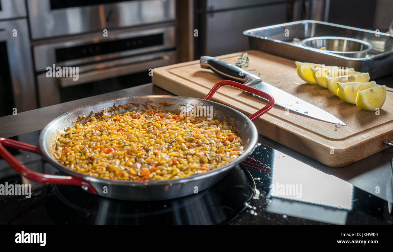 Paella semi-fini, prêt pour l'ajout de fruits de mer Banque D'Images
