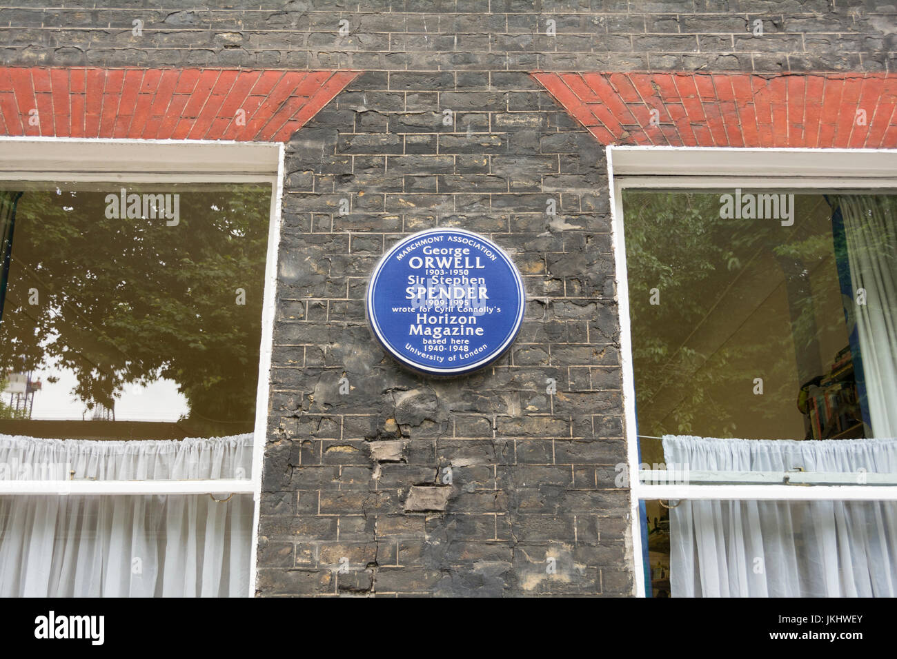 Blue Plaque à George Orwell et Sir Stephen Spender sur Lansdowne Terrasse, Bloomsbury, London, UK Banque D'Images