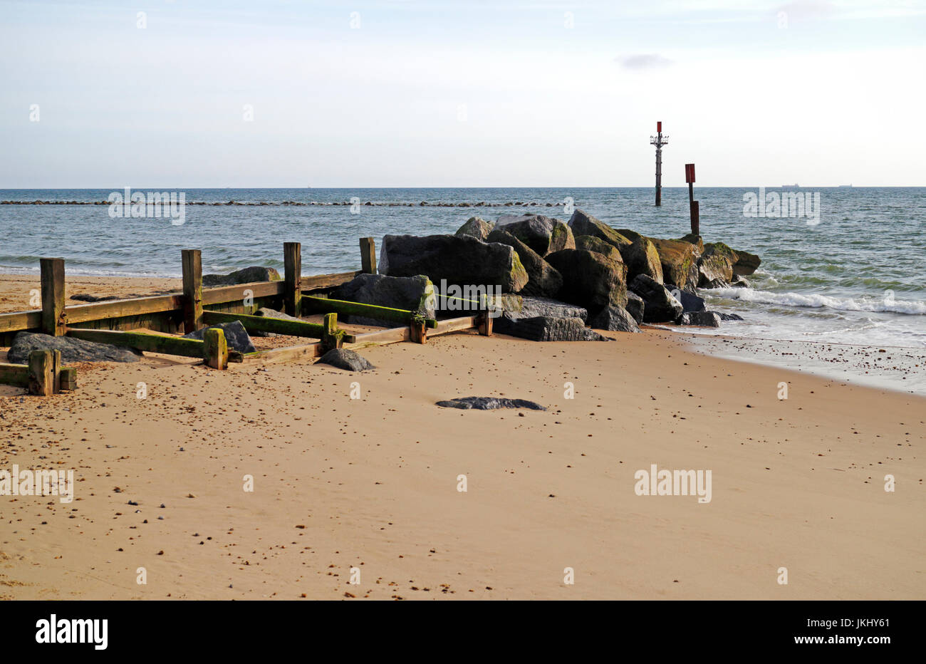 Un brise-lames en bois renforcé avec les roches importées sur la côte de Norfolk à waxham, Norfolk, Angleterre, Royaume-Uni. Banque D'Images