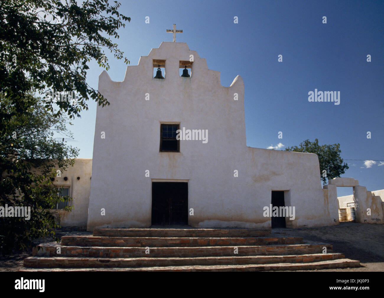 Façade occidentale de Laguna Pueblo mission church, New Mexico : boue peint plâtre sur pierre posée en adobe de mortier. On a commencé à travailler à la mission en 1699. Banque D'Images