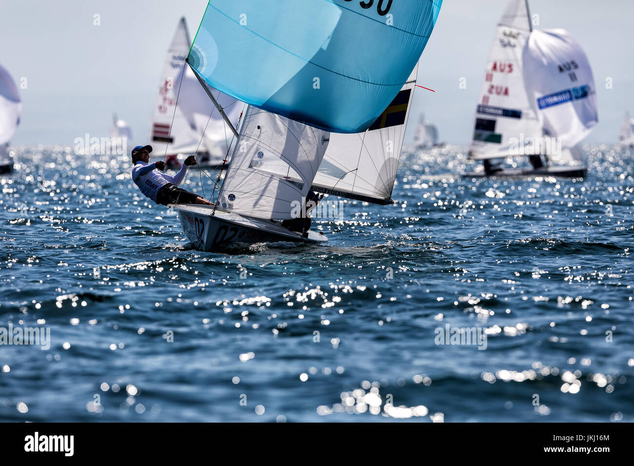 Thessalonique, Grèce - 12 juillet 2017 : Les athlètes disponibles en action au cours de '2017 Men's 470' Championnat du monde de voile de classe Banque D'Images
