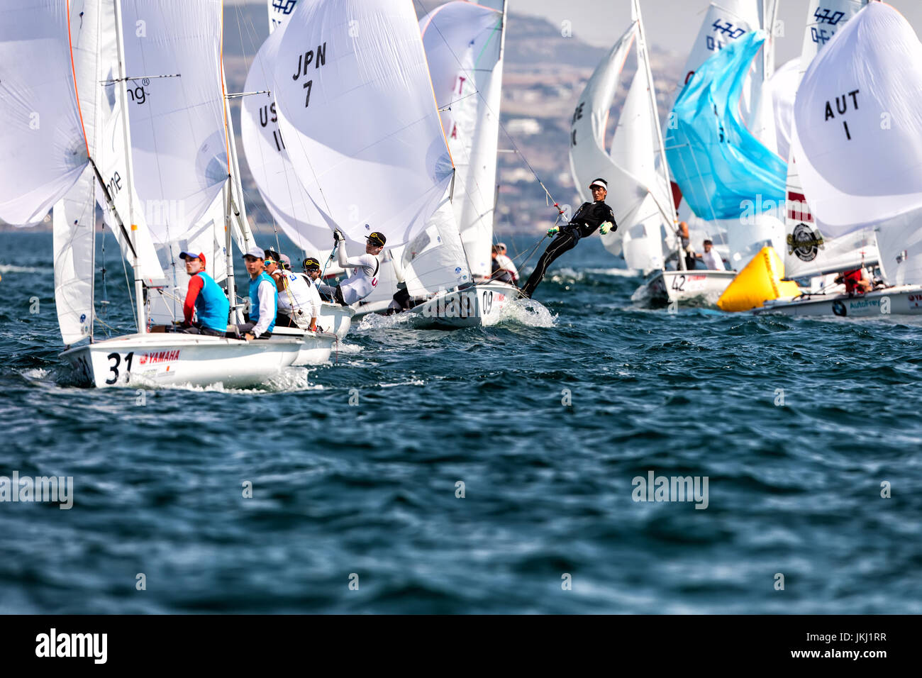 Thessalonique, Grèce - 12 juillet 2017 : Les athlètes disponibles en action au cours de '2017 Men's 470' Championnat du monde de voile de classe Banque D'Images