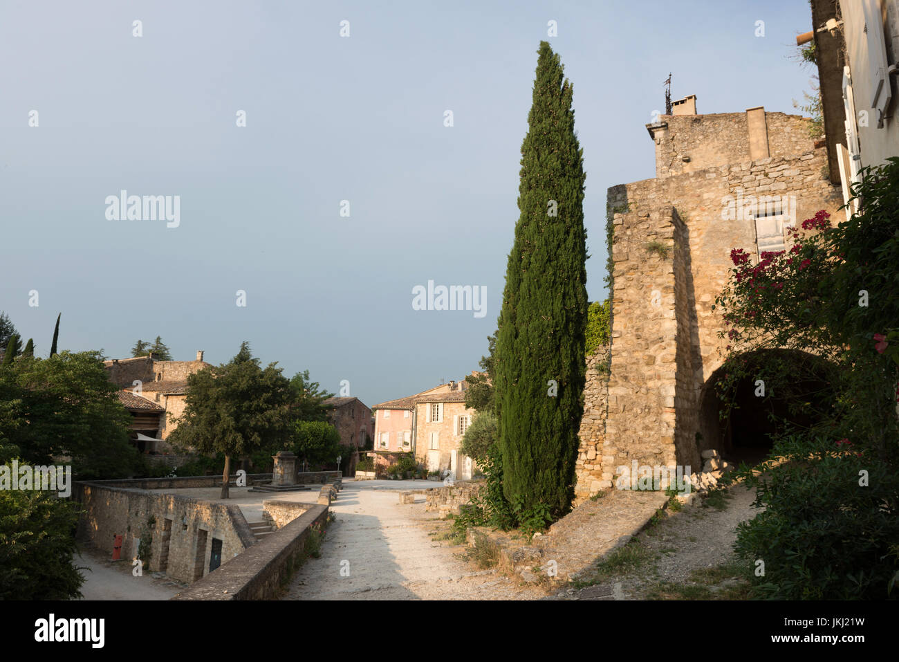 village-m-di-val-d-opp-de-le-vieux-vaucluse-provence-alpes-cote-d